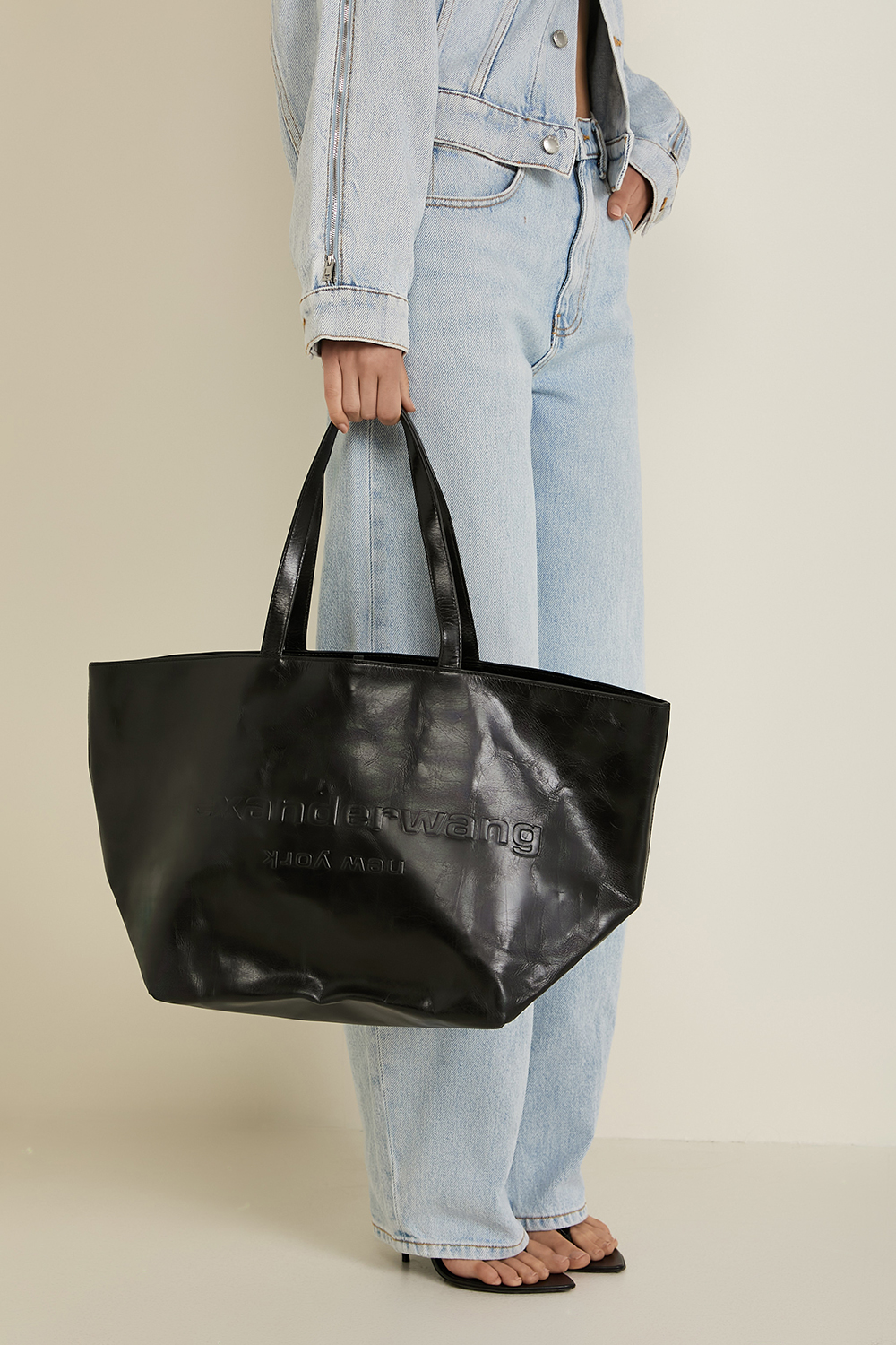 תמונת כל הלוק של תיק טוט ALEXANDER WANG